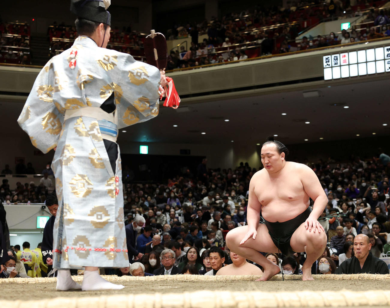 狼雅の休場で勝ち名乗りを受ける千代翔馬（撮影・鈴木正人）