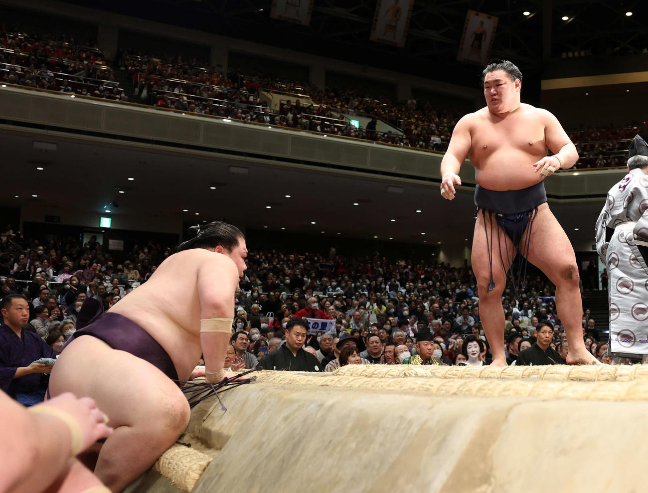王鵬（左）を送り倒しで破った豊昇龍（撮影・鈴木正人）