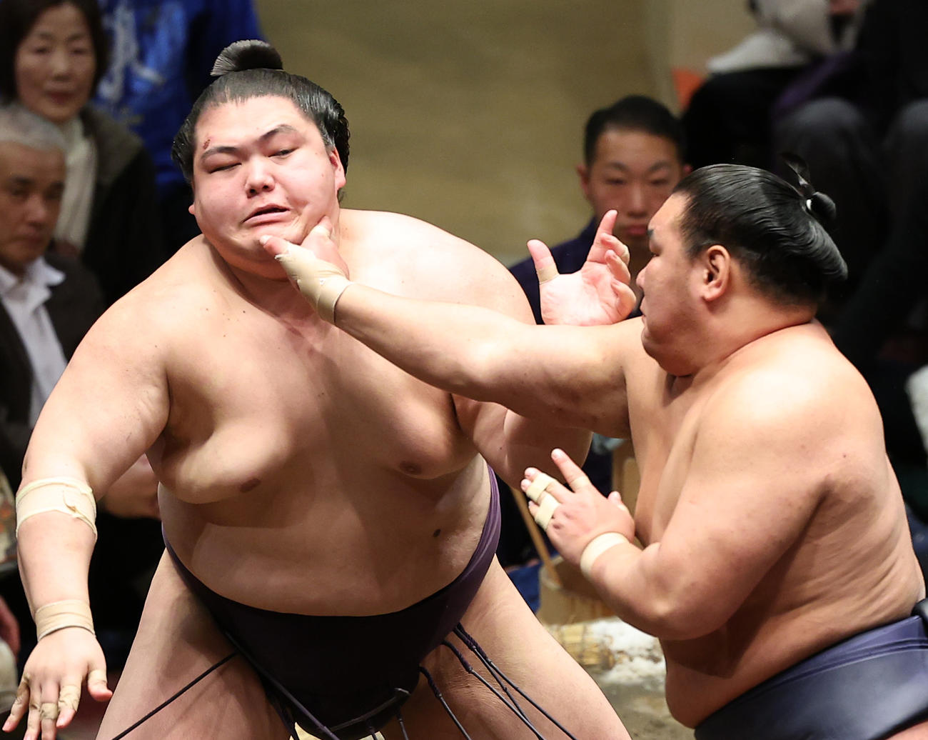 王鵬（左）に張り手を浴びせる豊昇龍（撮影・中島郁夫）