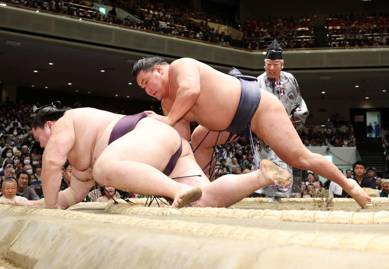 王鵬（左）を送り倒しで破る豊昇龍（撮影・鈴木正人）