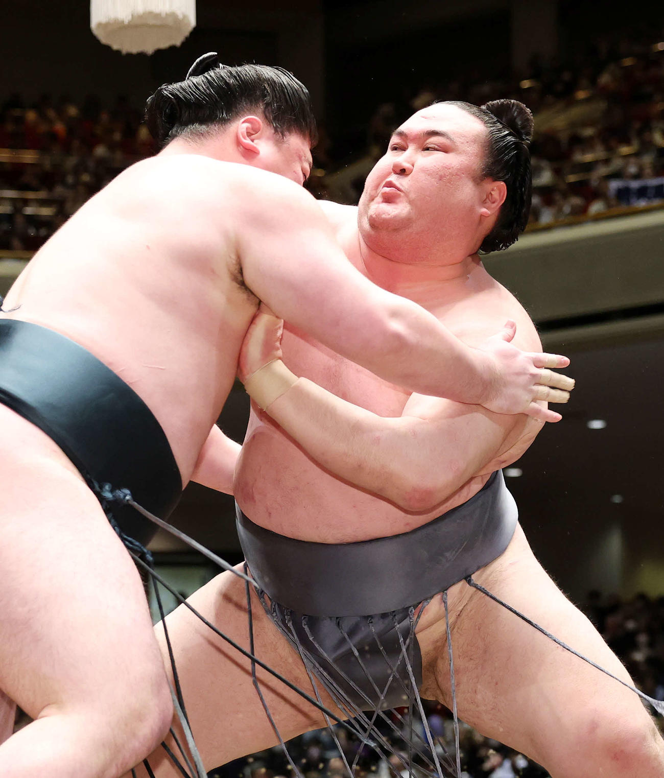 時疾風（左）を攻める金峰山（撮影・鈴木正人）