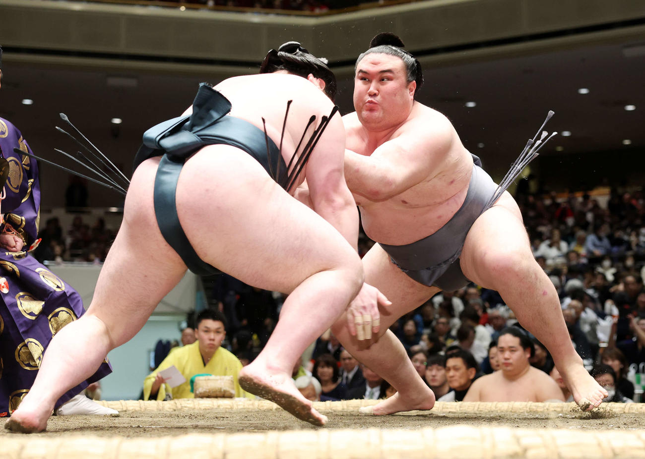 時疾風（左）に鋭い立ち合いで攻める金峰山（撮影・鈴木正人）