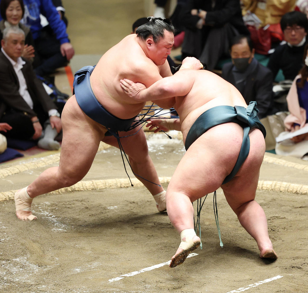 錦木（右）をはたき込みで破る玉鷲（撮影・中島郁夫）