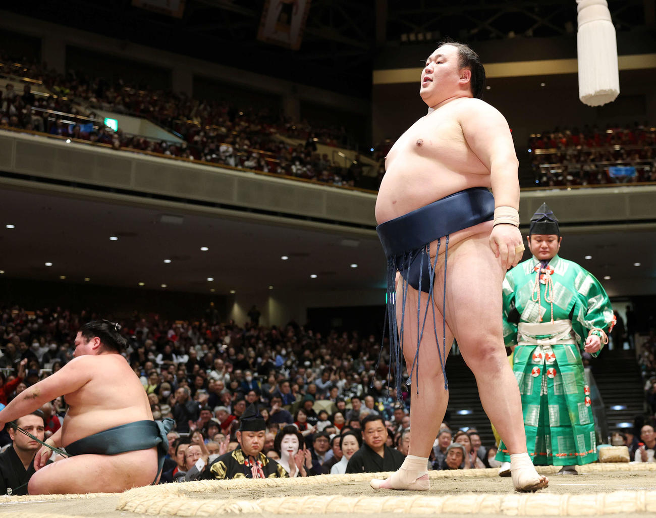 錦木（左）をはたき込みで破った玉鷲（撮影・鈴木正人）