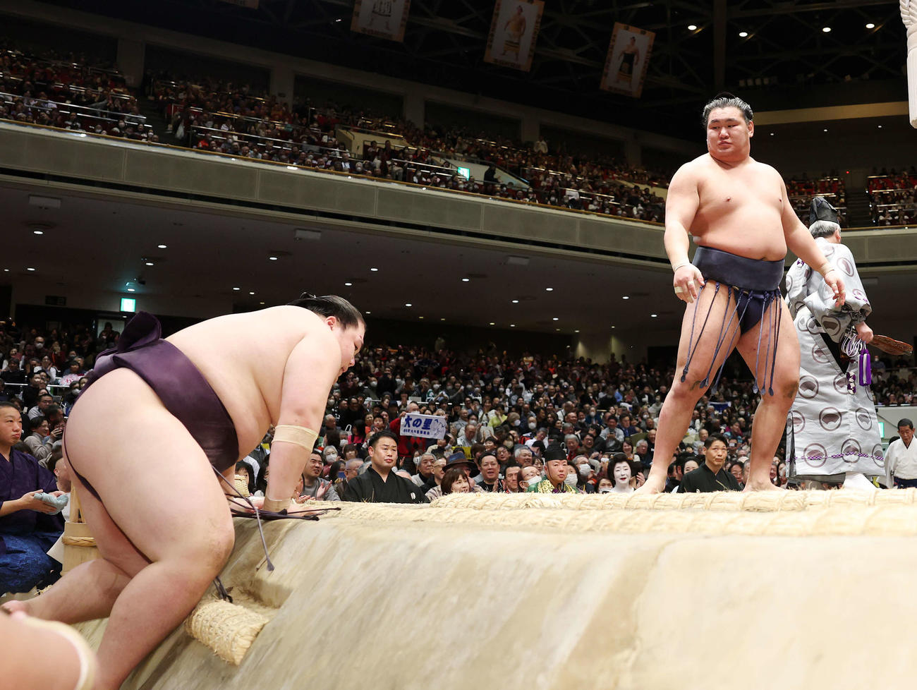 王鵬（左）を送り倒しで破った豊昇龍（撮影・鈴木正人）