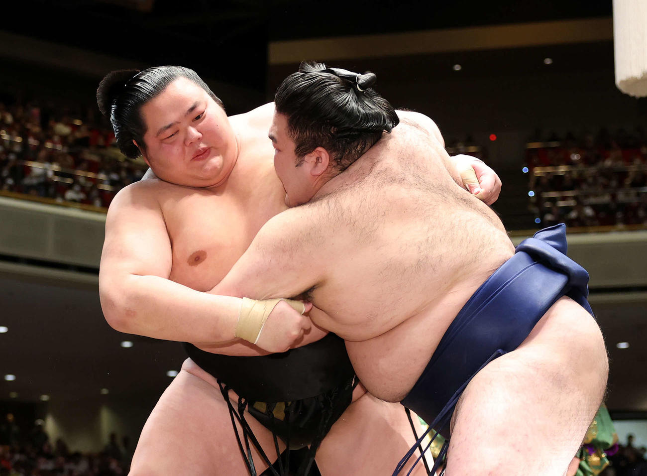 豪ノ山（右）を攻める琴桜（撮影・鈴木正人）