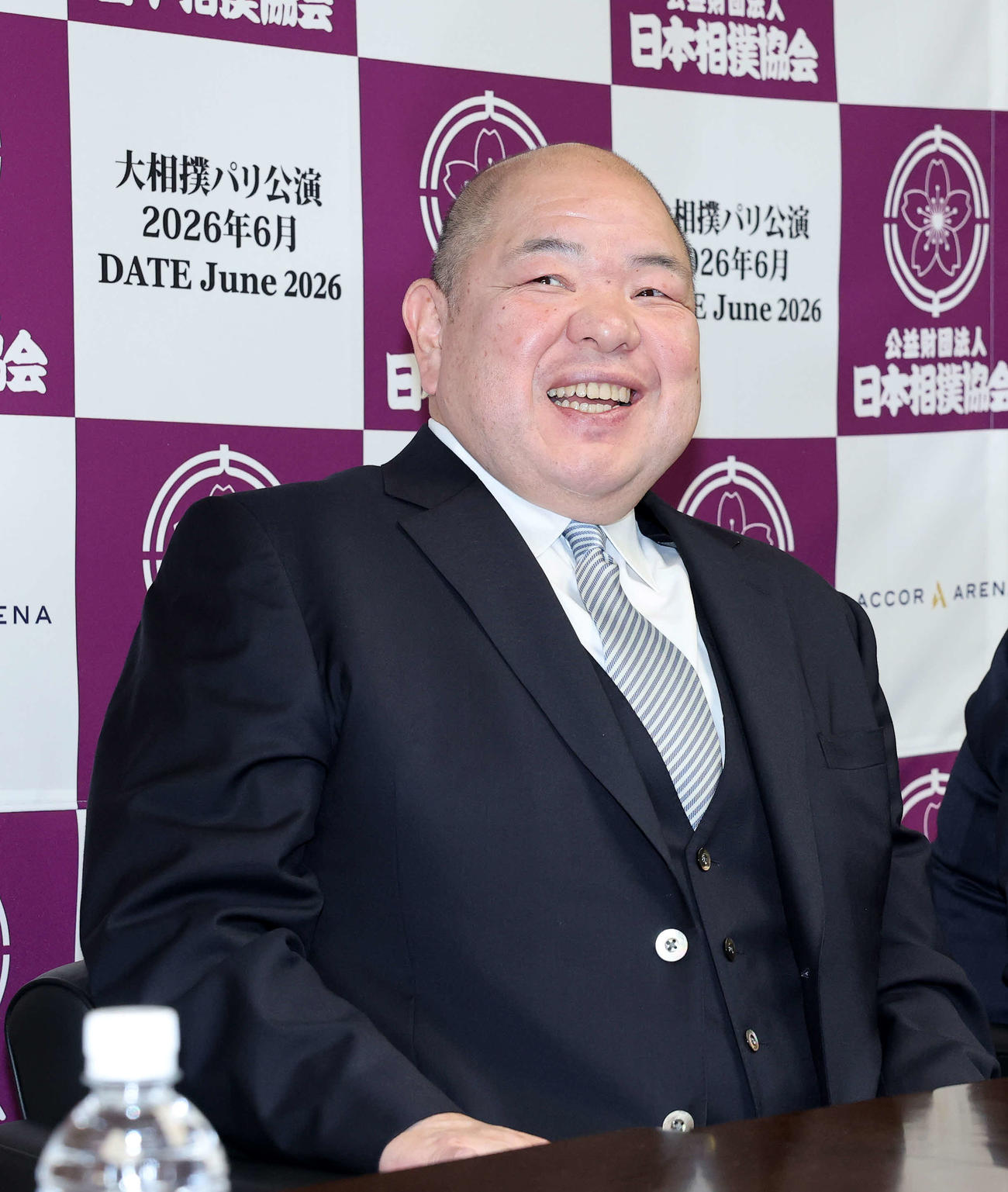 会見中、笑顔を見せる八角理事長（撮影・鈴木正人）