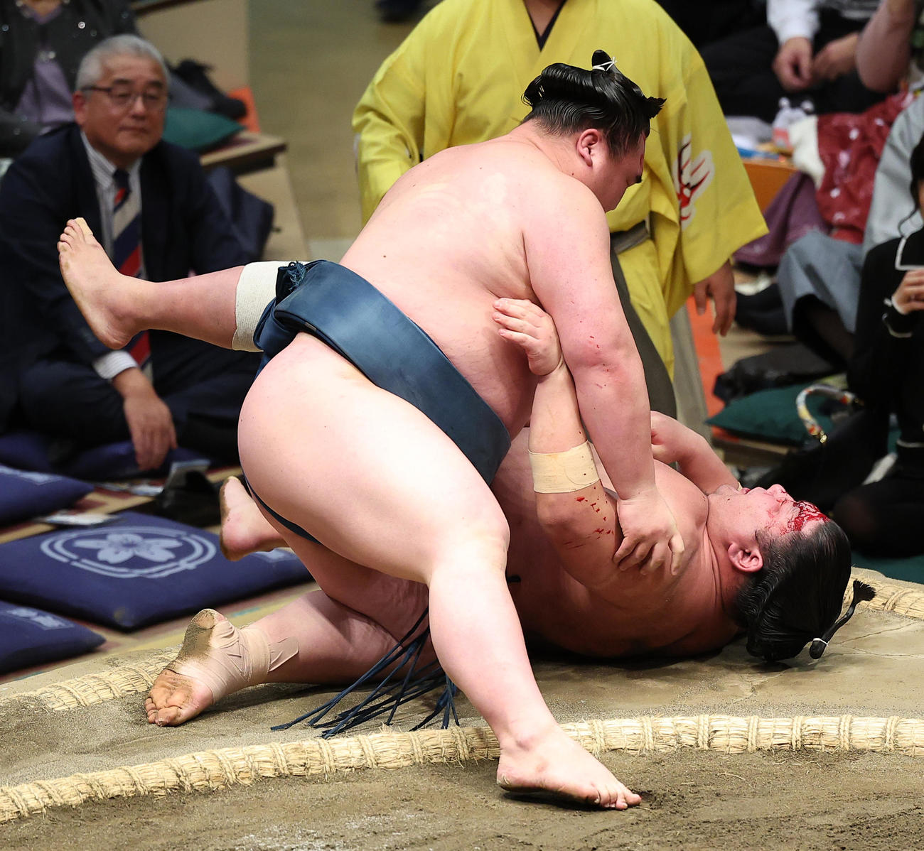 紫雷（右）をすくい投げで破る白熊（撮影・中島郁夫）
