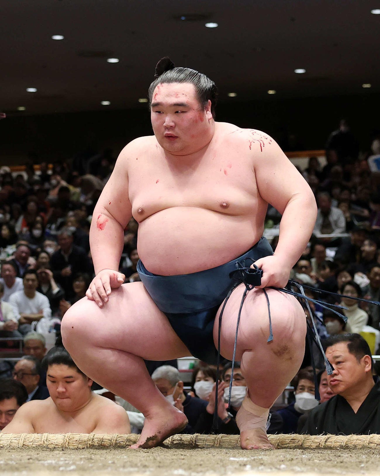 紫雷をすくい投げで破り勝ち名乗りを受ける白熊（撮影・鈴木正人）
