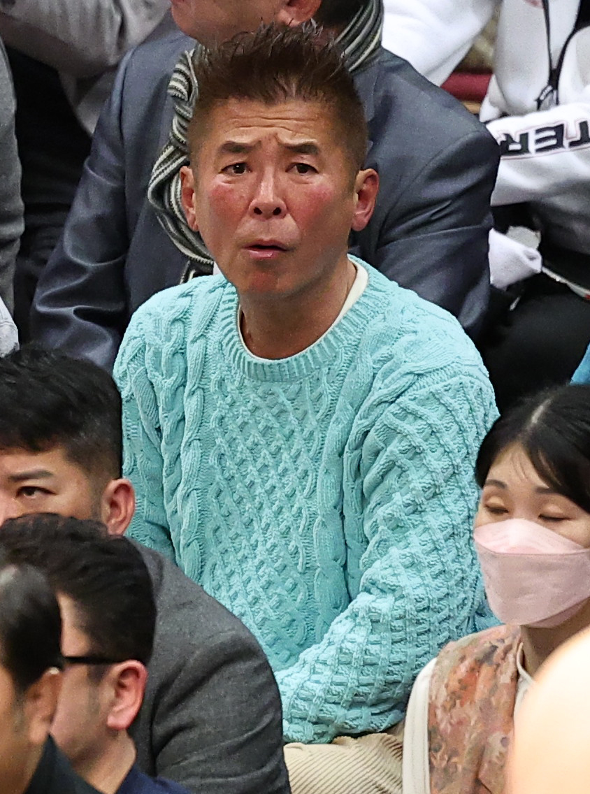 観戦する勝俣州和（撮影・中島郁夫）