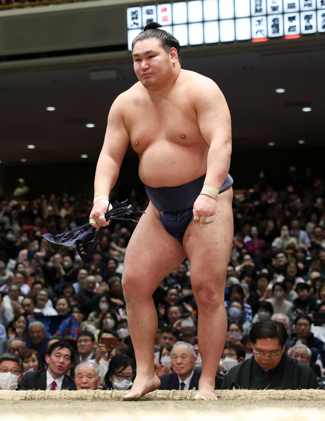 正代に押し倒しで敗れた豊昇龍（撮影・鈴木正人）