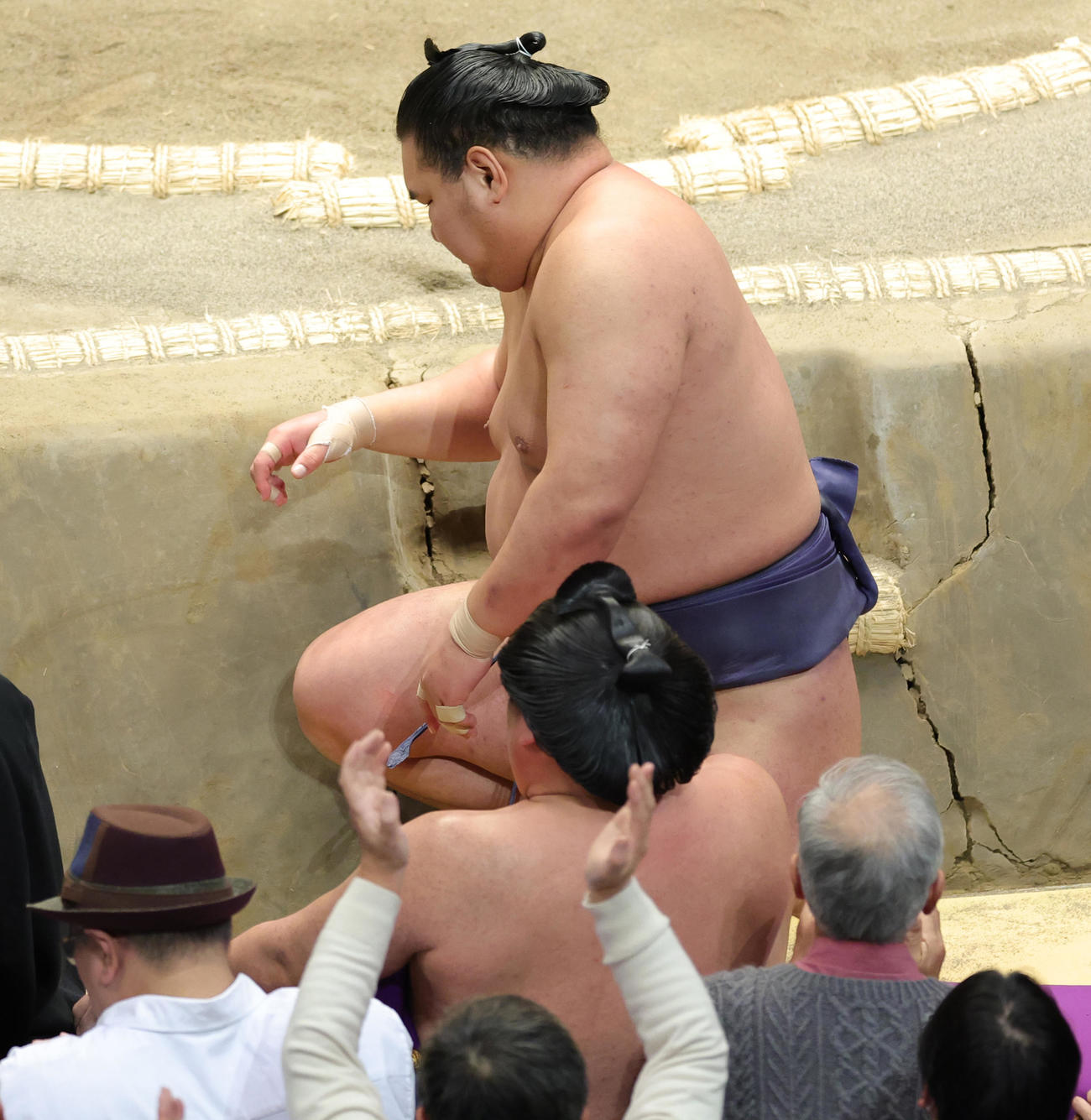 正代に押し倒しで敗れた豊昇龍（撮影・野上伸悟）