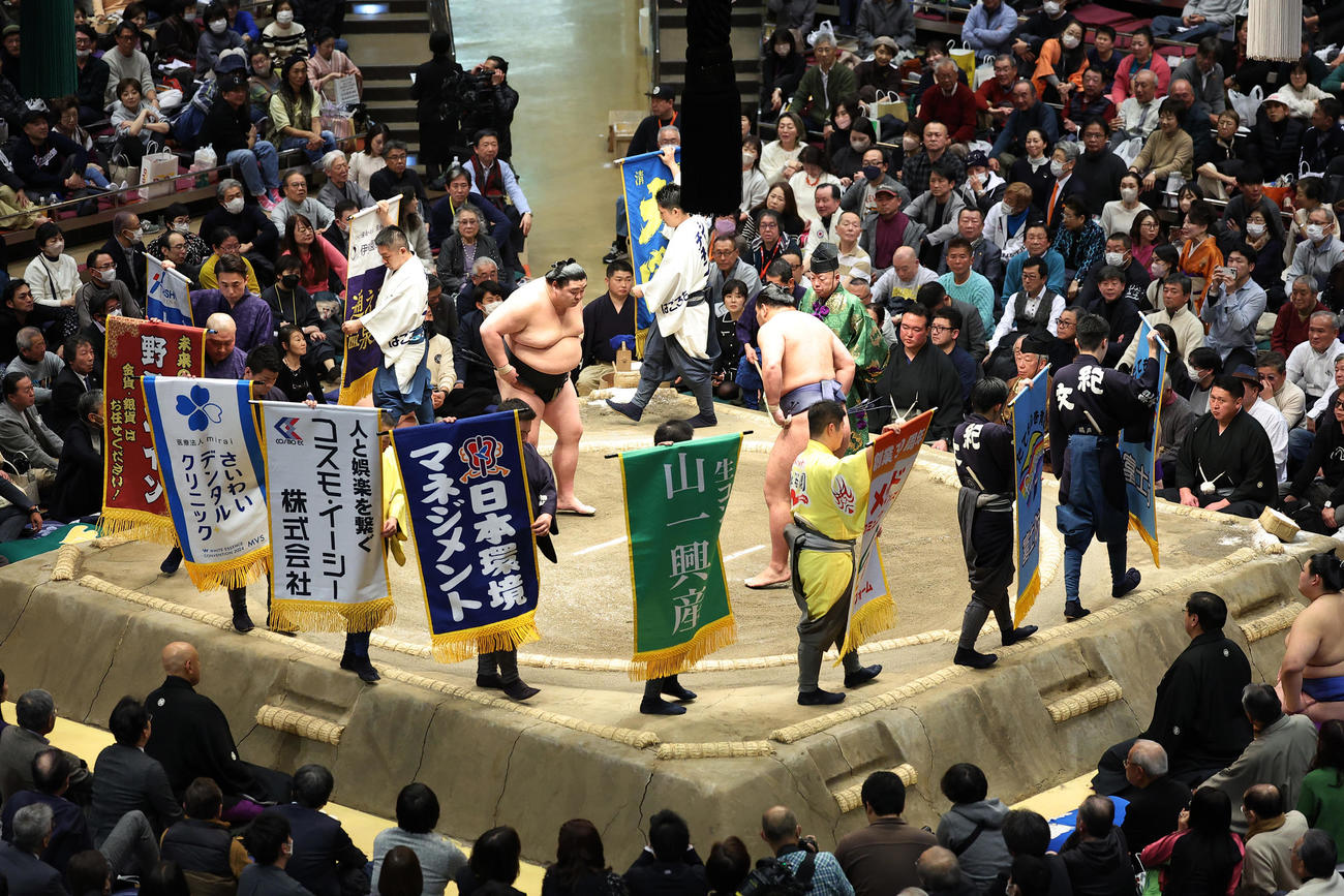 多くの懸賞金の垂れ幕が並んだ正代の取り組み（撮影・中島郁夫）