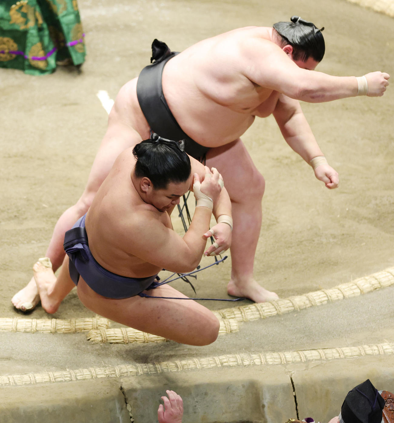 正代（奥）に押し倒しで敗れた豊昇龍（撮影・野上伸悟）