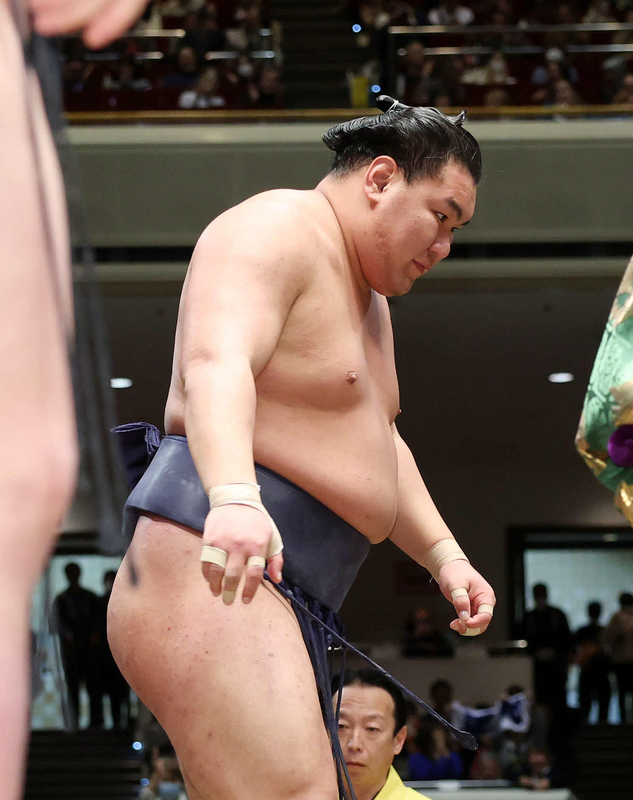 正代に押し倒しで敗れた豊昇龍（撮影・鈴木正人）