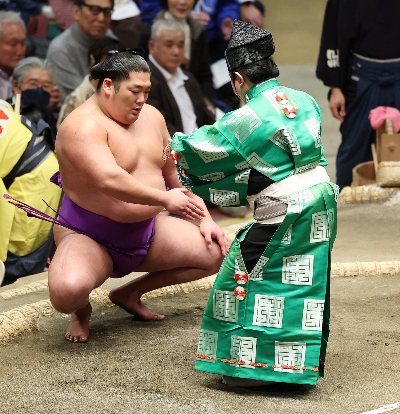 懸賞金を受け取る尊富士（撮影・中島郁夫）