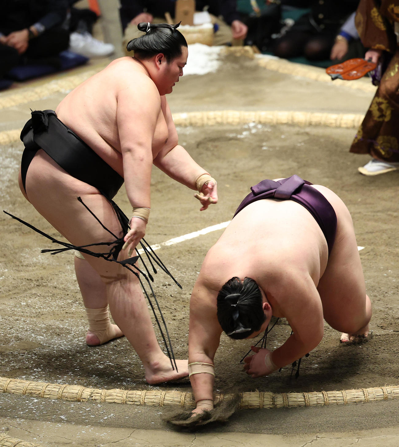 王鵬（右）を上手出し投げで破る琴桜（撮影・中島郁夫）