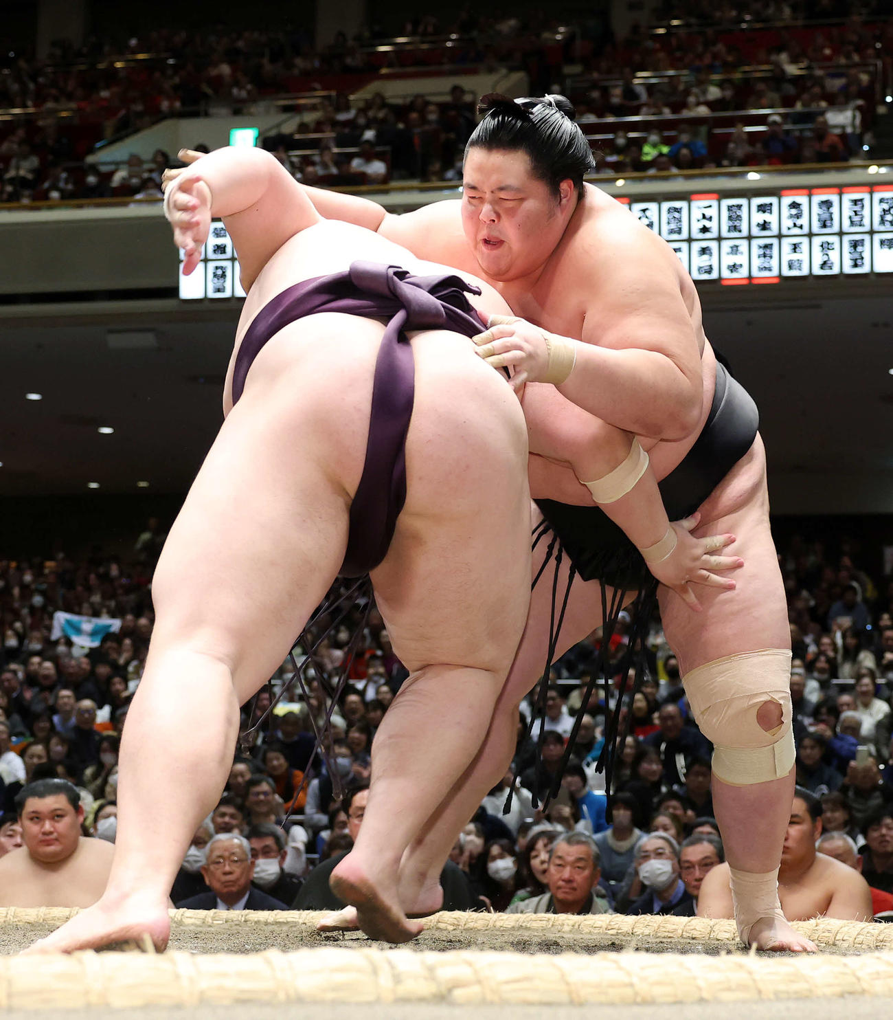 王鵬（左）を上手出し投げで破る琴桜（撮影・鈴木正人）