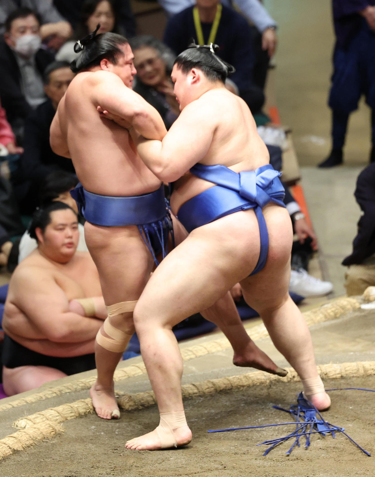 若隆景（左）を寄り切りで破る大の里（撮影・中島郁夫）