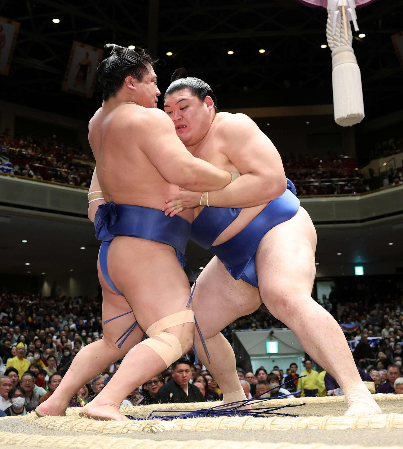 若隆景（左）を寄り切りで破る大の里（撮影・鈴木正人）