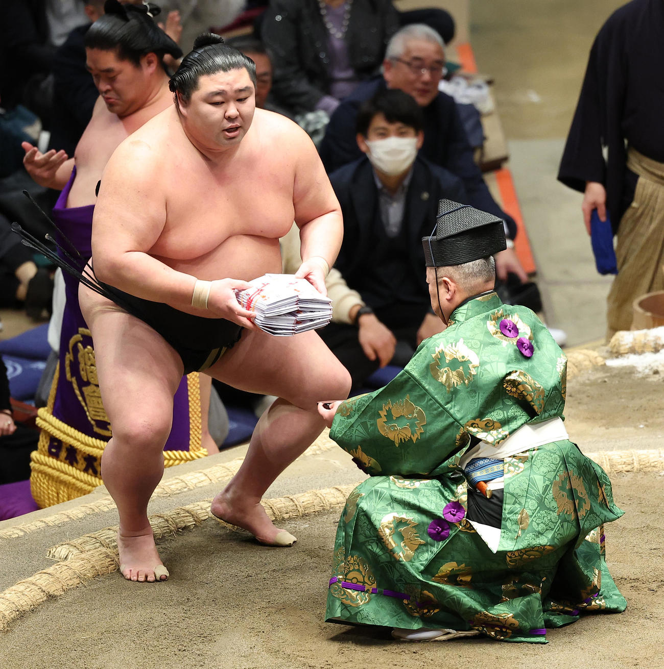 懸賞金の束を手にする正代（撮影・中島郁夫）