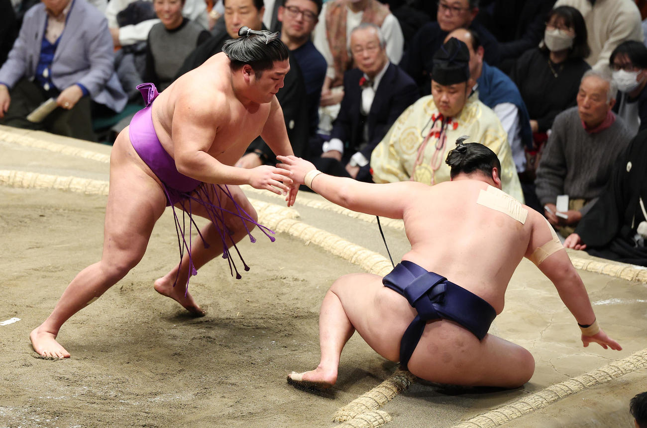 北の若（右）を押し倒しで破る尊富士（撮影・中島郁夫）