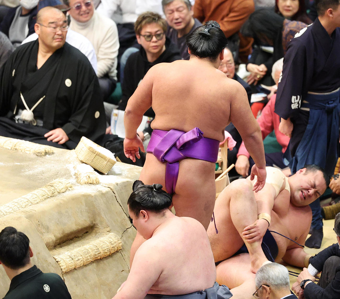 負傷した北の若（右）を見つめる尊富士。左は心配そうな東関親方（撮影・中島郁夫）