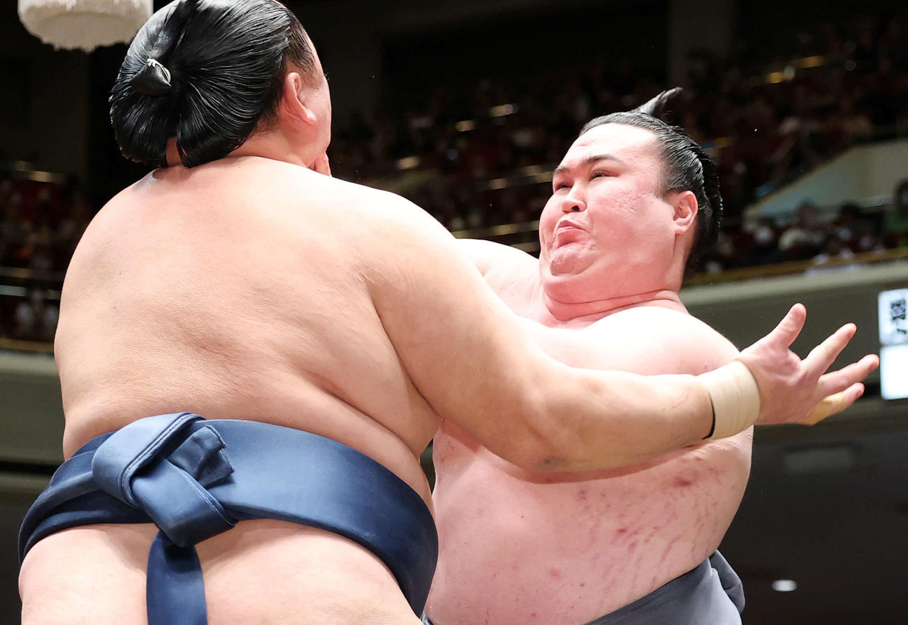 玉鷲（左）を攻める金峰山（撮影・鈴木正人）