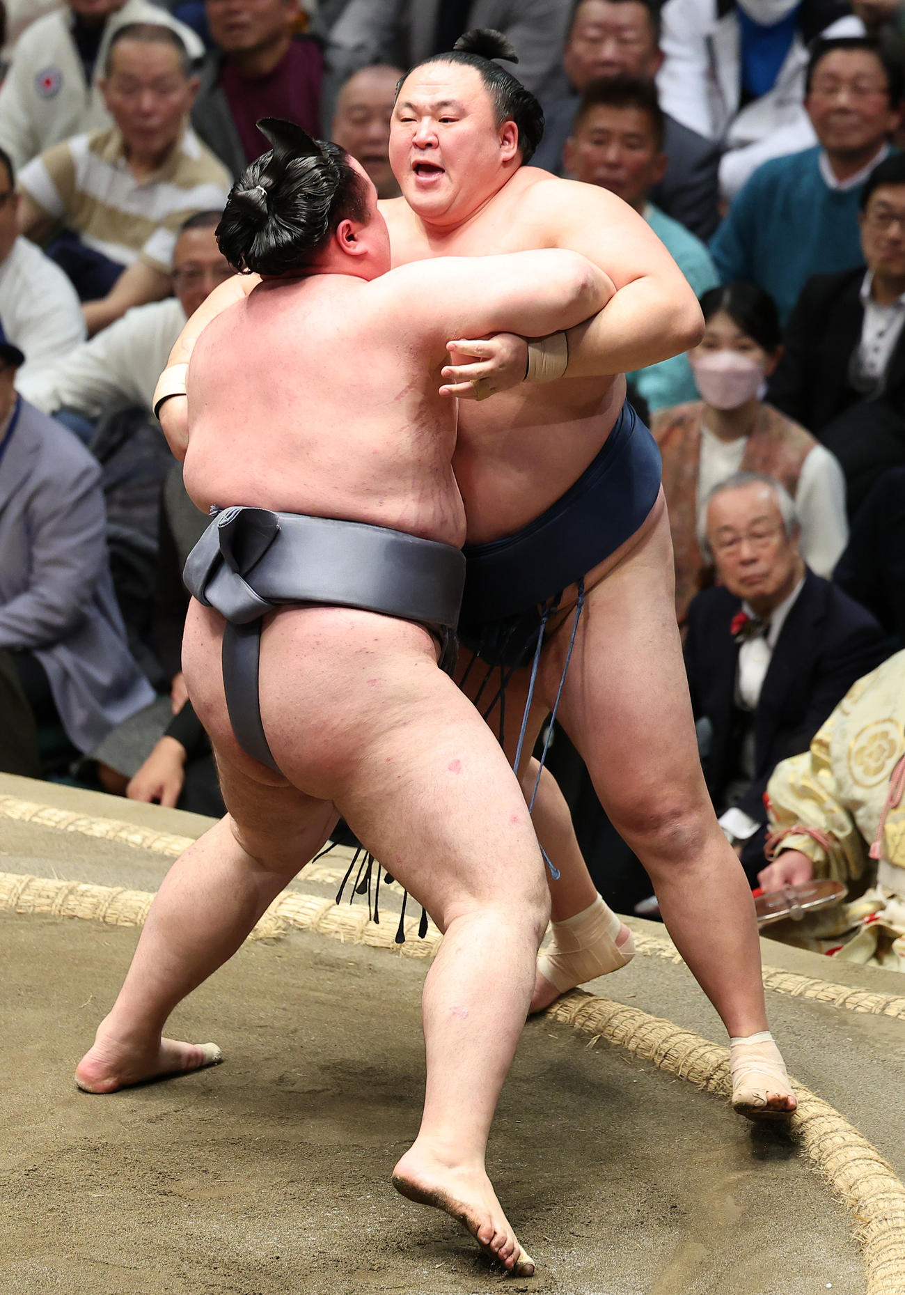 玉鷲（右）を寄り切りで破る金峰山（撮影・中島郁夫）