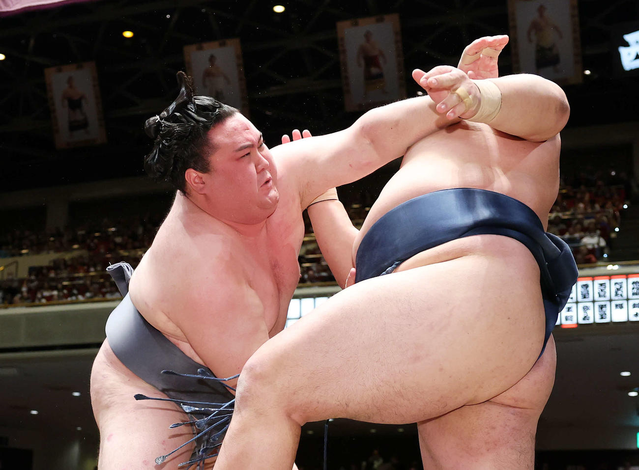 玉鷲（右）を攻める金峰山（撮影・鈴木正人）