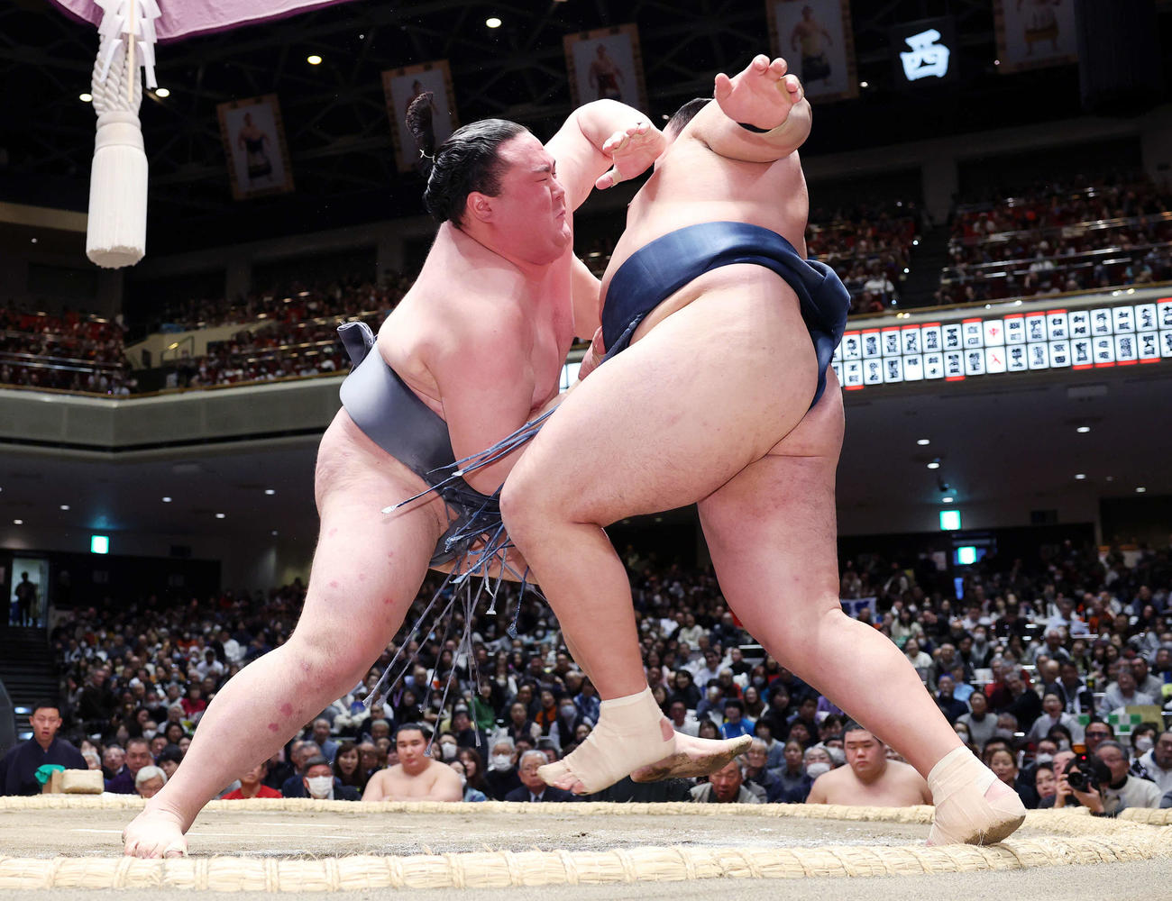 玉鷲（右）を攻める金峰山（撮影・鈴木正人）