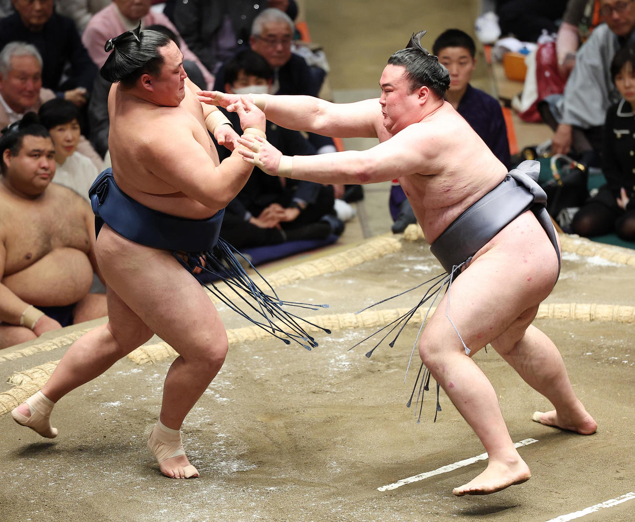 玉鷲（左）に突っ張りを浴びせる金峰山（撮影・中島郁夫）