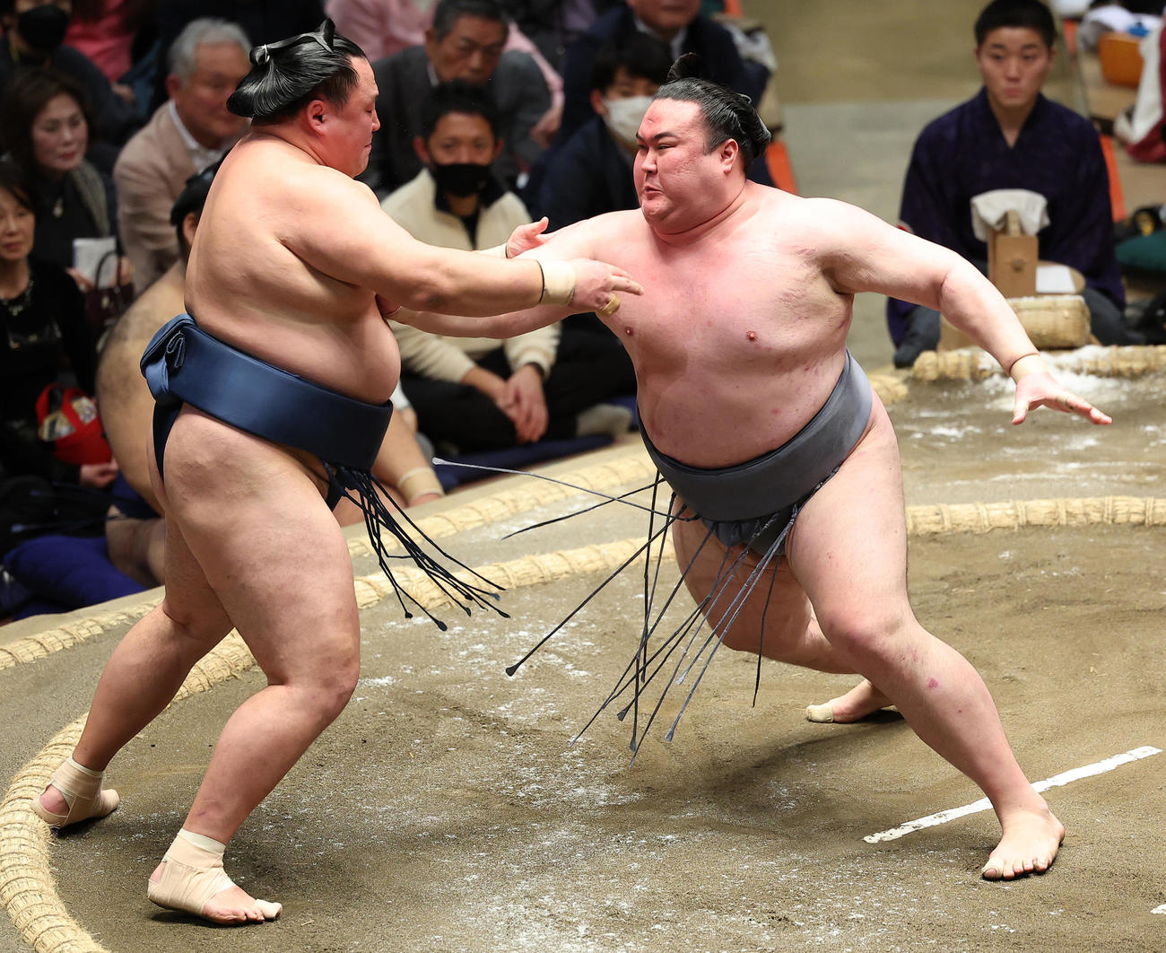 玉鷲（左）に突っ張りを浴びせる金峰山（撮影・中島郁夫）