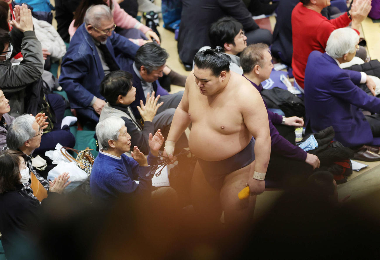 正代に押し倒しで敗れ引き揚げる豊昇龍（撮影・野上伸悟）