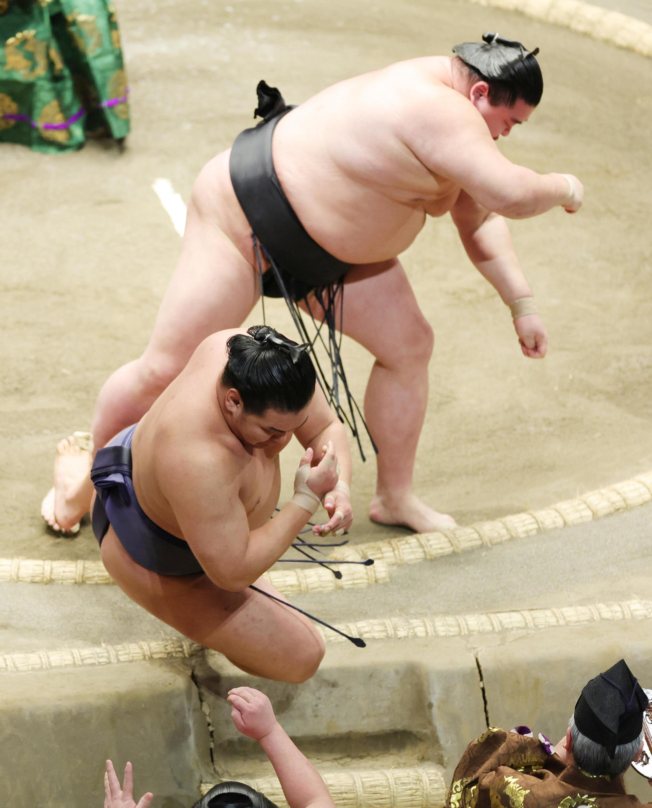 正代（奥）に押し倒しで敗れた豊昇龍（撮影・野上伸悟）