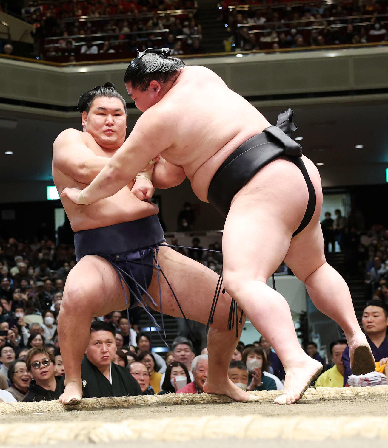 正代（右）に押し倒しで敗れる豊昇龍（撮影・鈴木正人）