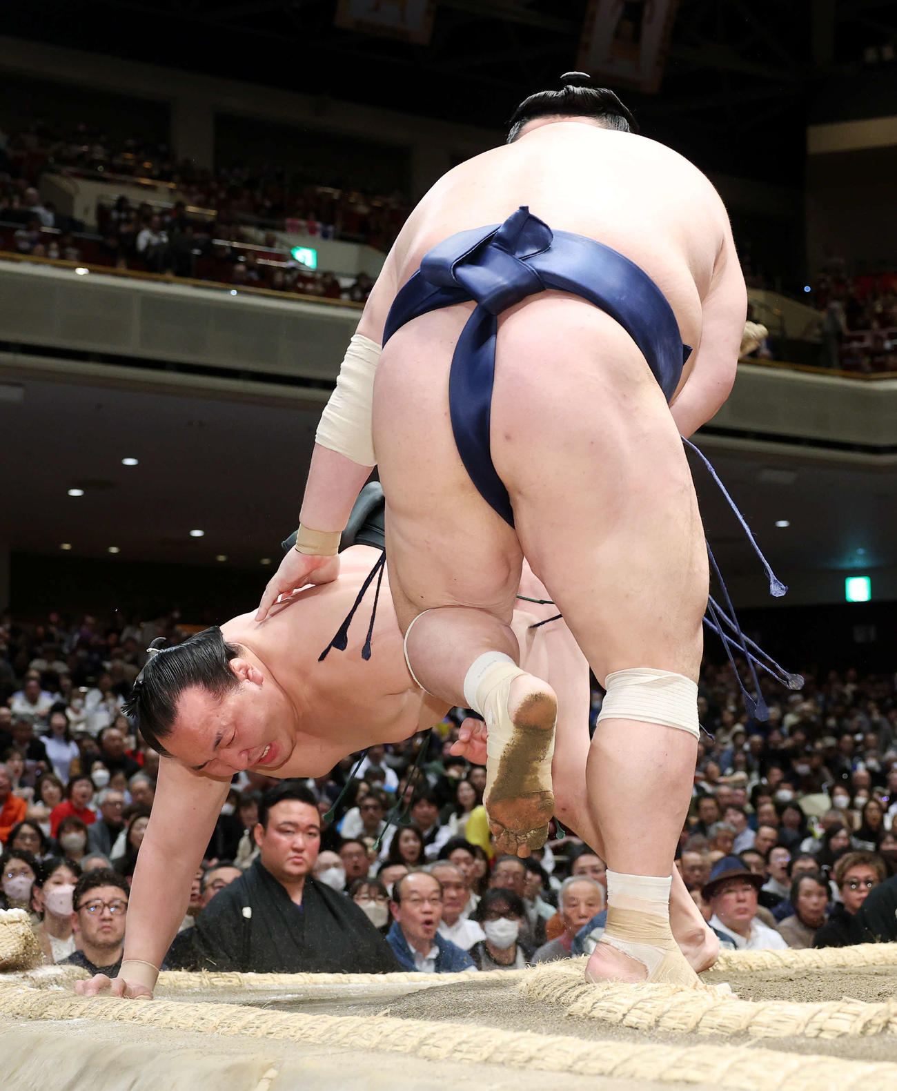 宝富士（右）にとったりで敗れる千代翔馬（撮影・鈴木正人）