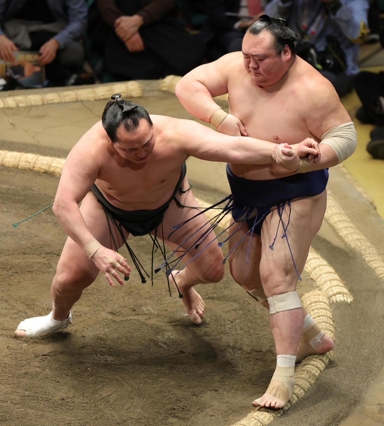 千代翔馬（左）をとったりで破る宝富士（撮影・野上伸悟）