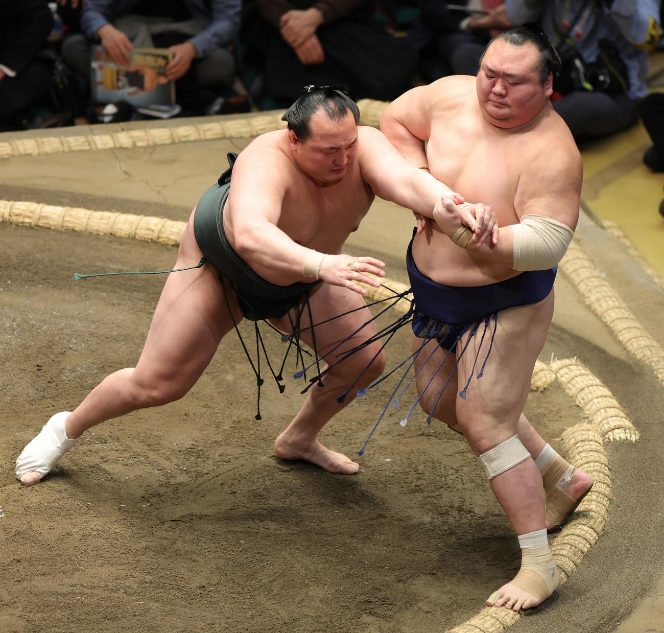 千代翔馬（左）をとったりで破る宝富士（撮影・野上伸悟）