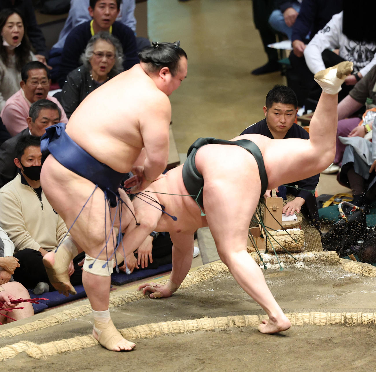千代翔馬（右）をとったりで破る宝富士（撮影・中島郁夫）