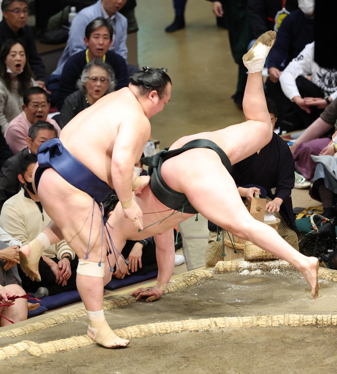 千代翔馬（右）をとったりで破る宝富士（撮影・中島郁夫）