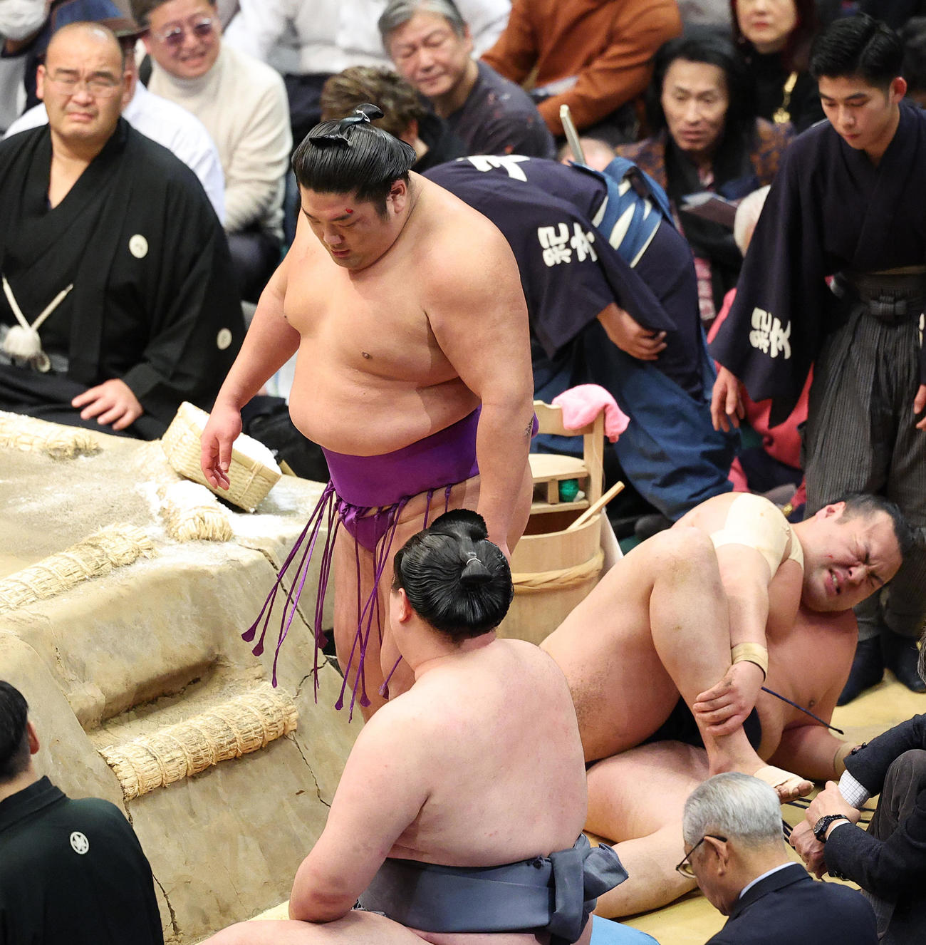 大相撲初場所8日目　負傷した北の若（右）を見つめる尊富士。左は心配そうな東関親方（2025年1月19日撮影）
