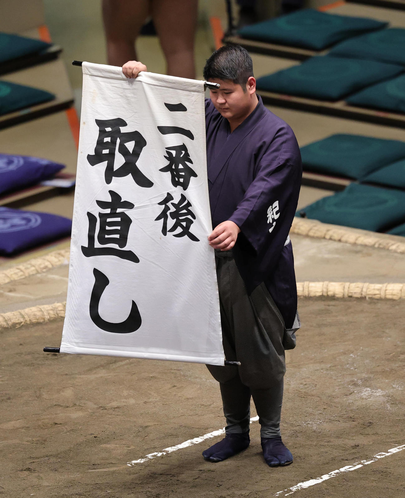 琴拳龍と栃武蔵の一番は、二番後に取り直しとなる（撮影・野上伸悟）