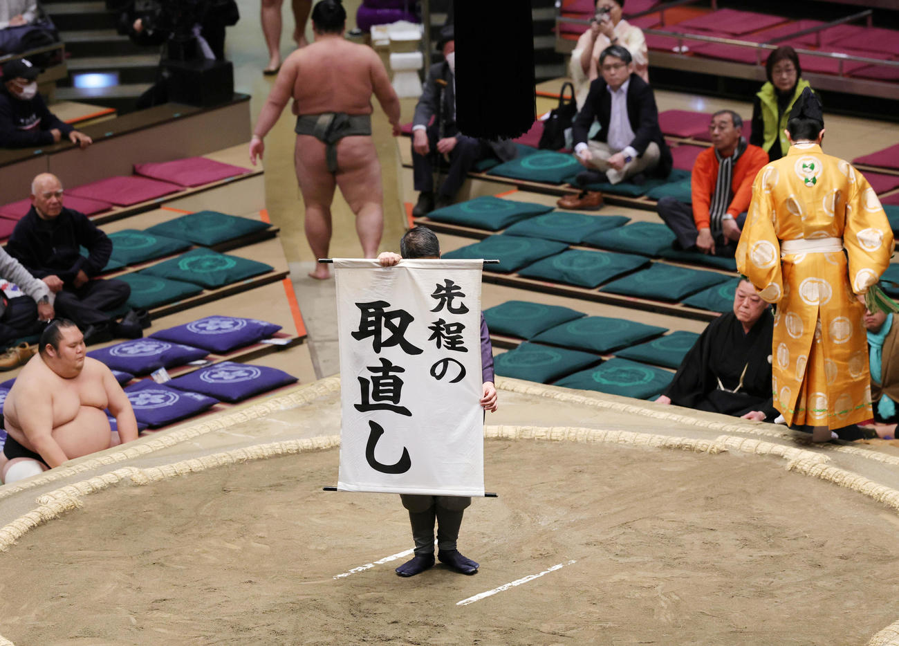 琴拳龍（左）と栃武蔵の一番は、二番後に取り直しとなる（撮影・野上伸悟）
