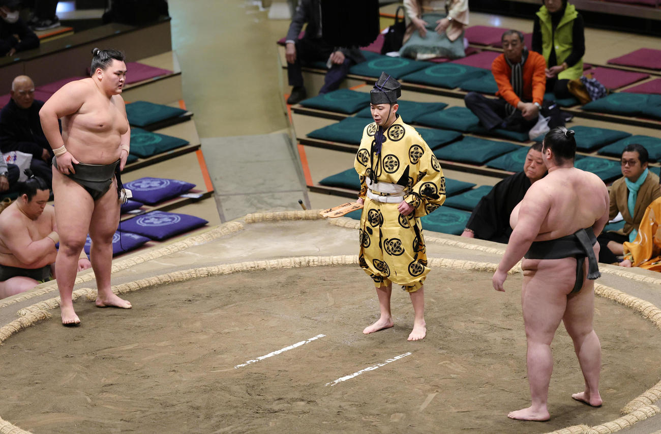 琴拳龍（左）と栃武蔵の一番は、二番後に取り直しとなる（撮影・野上伸悟）