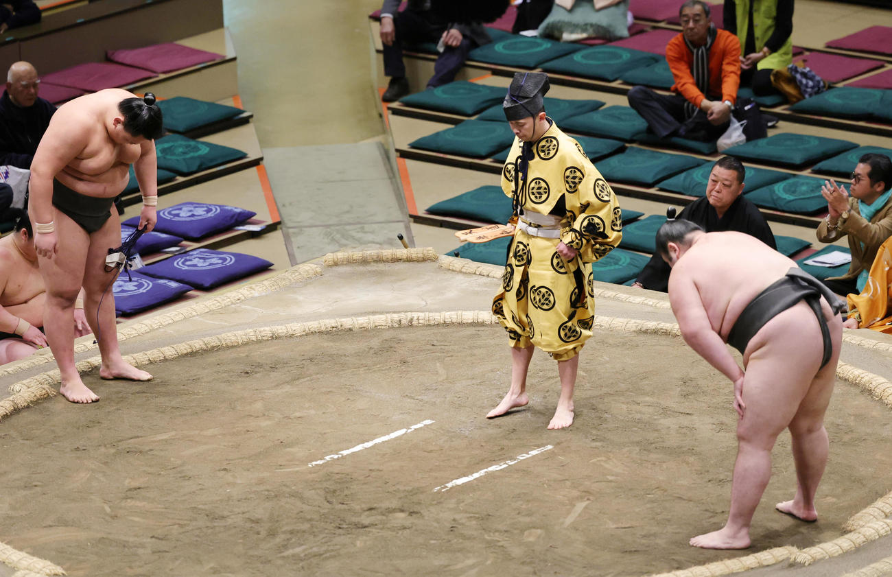 琴拳龍（左）と栃武蔵の一番は、二番後に取り直しとなる（撮影・野上伸悟）