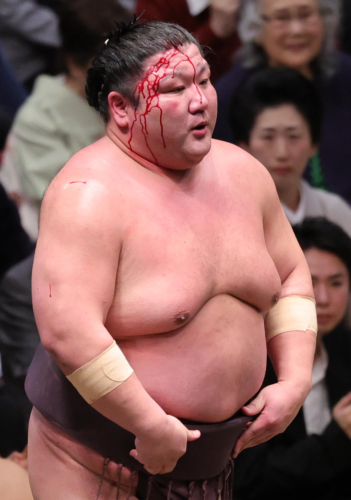 輝に寄りきりで敗れた紫雷は流血（撮影・野上伸悟）
