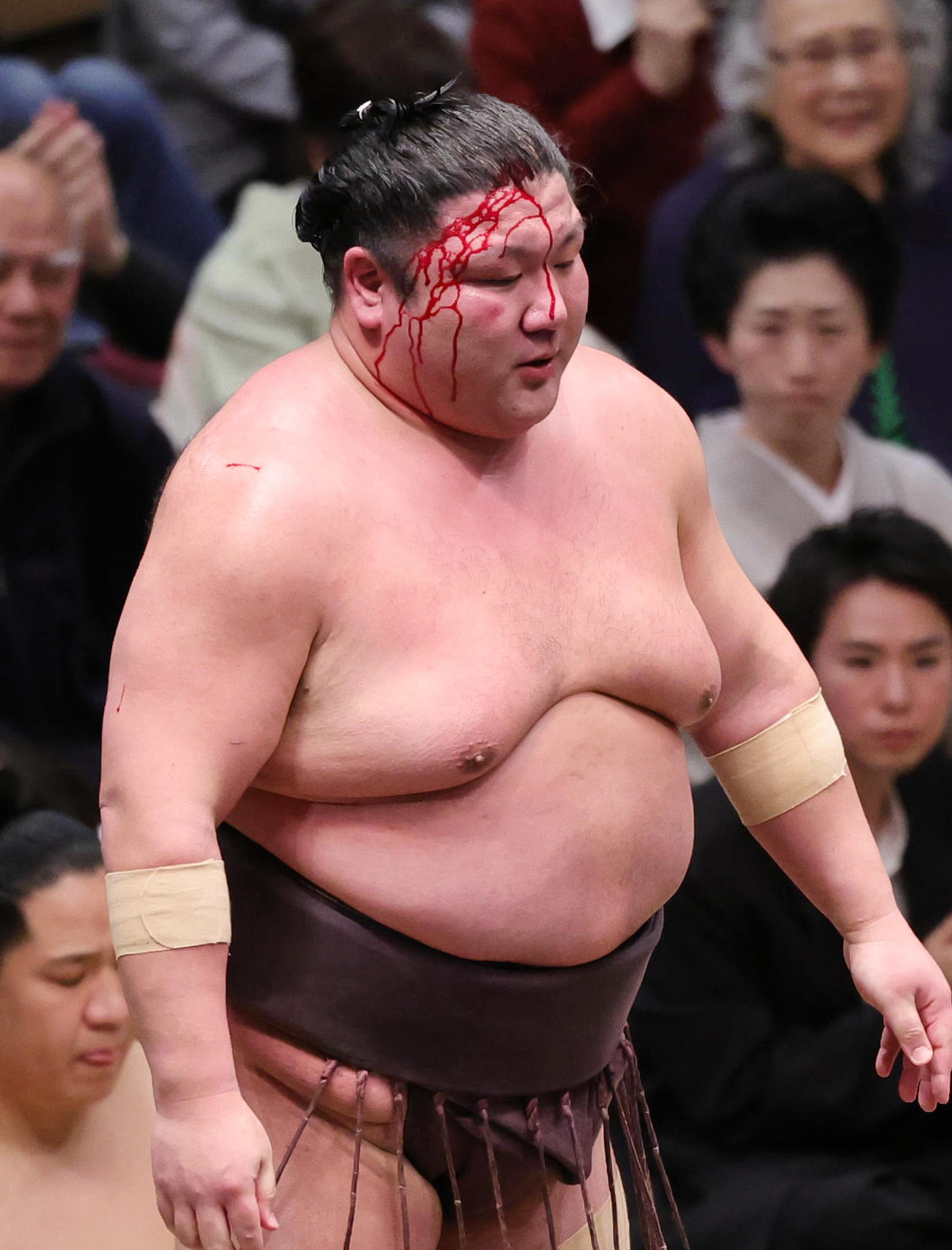 輝に寄りきりで敗れた紫雷は流血（撮影・野上伸悟）