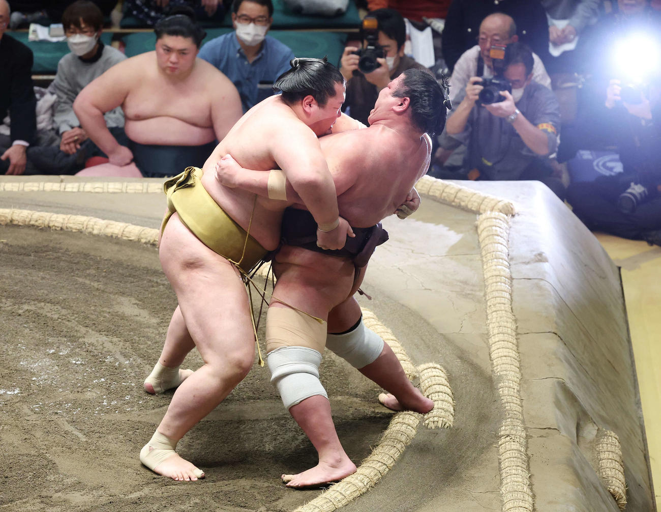 寄り切りで紫雷（右）を破る輝（撮影・宮地輝）