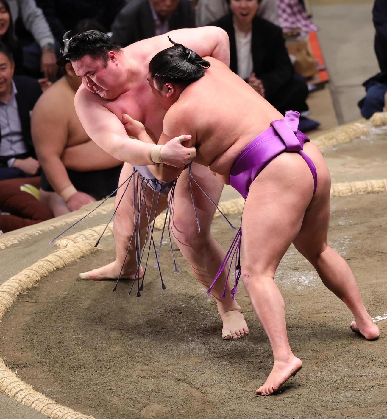 尊富士（右）を小手投げで破る金峰山（撮影・野上伸悟）